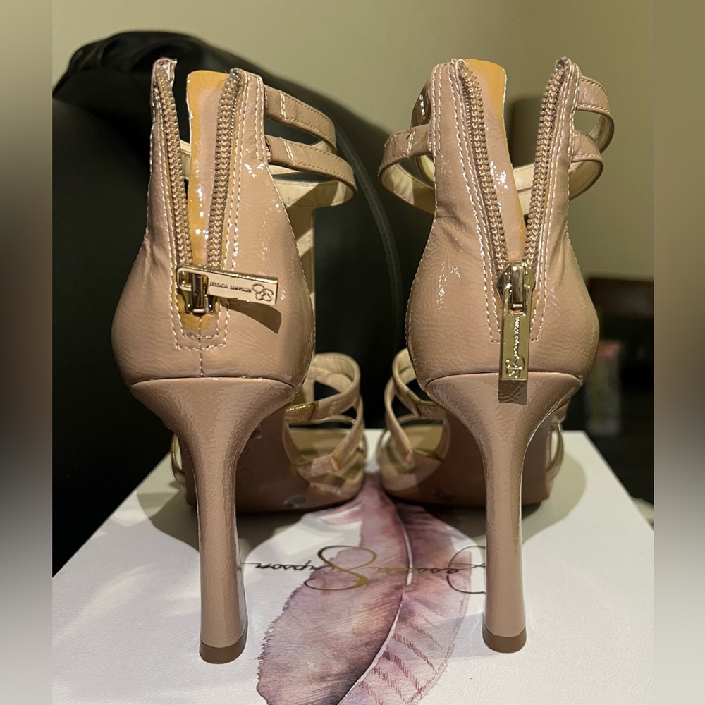 Beige glossy heels, size 7 1/2, only worn once - Picture 3 of 4